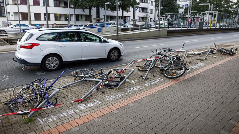 Auto kracht in 14 Fahrradständer und überschlägt sich Ein betrunkener Autofahrer hat in Hannover 14 Fahrradständer überfahren.