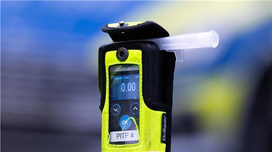 Ein betrunkener Autofahrer wurde bei Cuxhaven von der Polizei angehalten. (Symbolbild)