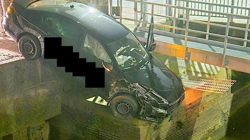 Kurioser Unfall: Betrunkener stürzt mit gestohlenem Taxi fast ins Hafenbecken Ein betrunkener Cuxhavener ist mit einem geklauten Taxi beinahe ins Hafenbecken gestürzt.