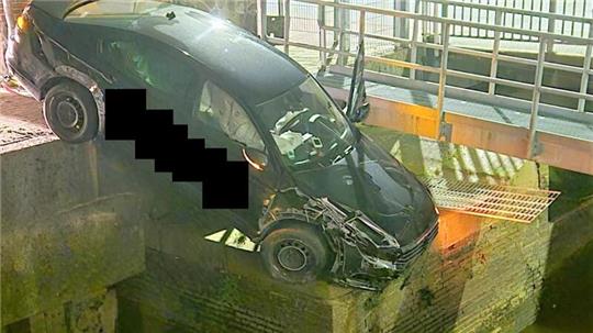 Ein betrunkener Cuxhavener ist mit einem geklauten Taxi beinahe ins Hafenbecken gestürzt.