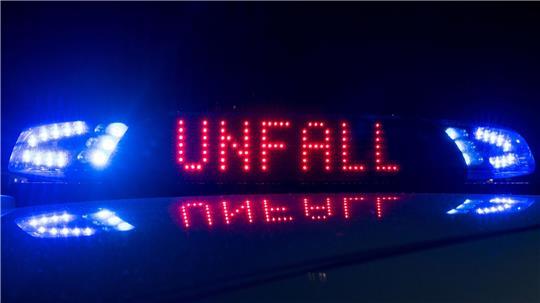 Ein betrunkener Fahrer flüchtet nach einem Zusammenstoß mit mehreren Autos und einer Hauswand vom Unfallort. (Symbolbild)