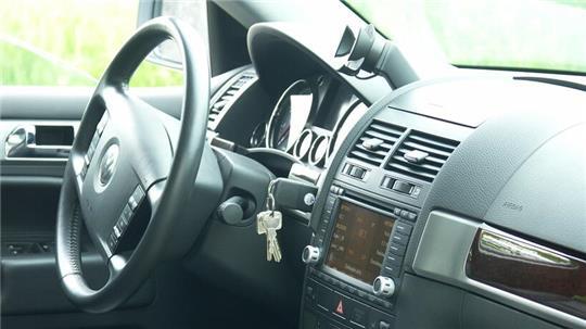 Ein betrunkener Mann hat in der Samtgemeinde Fredenbeck nach einem Unfall Polizisten bedroht. (Symbolbild)