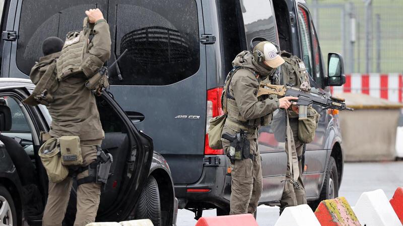 Geiselnahme auf Hamburger Flughafen beendet - Stader Kind befreit Ein bewaffneter Buxtehuder hält auf dem Airport seine vierjährige Tochter in seiner Gewalt. Hintergrund soll nach Polizeiangaben ein Sorgerechtsstreit sein. Foto: Bodo Marks/dpa