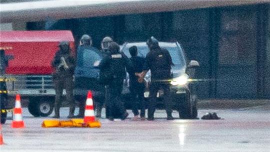 Ein bewaffneter Buxtehuder war am Samstagabend mit seinem Auto und seinem vierjährigen Kind auf das Vorfeld des Airports gerast. Foto: Jonas Walzberg/dpa