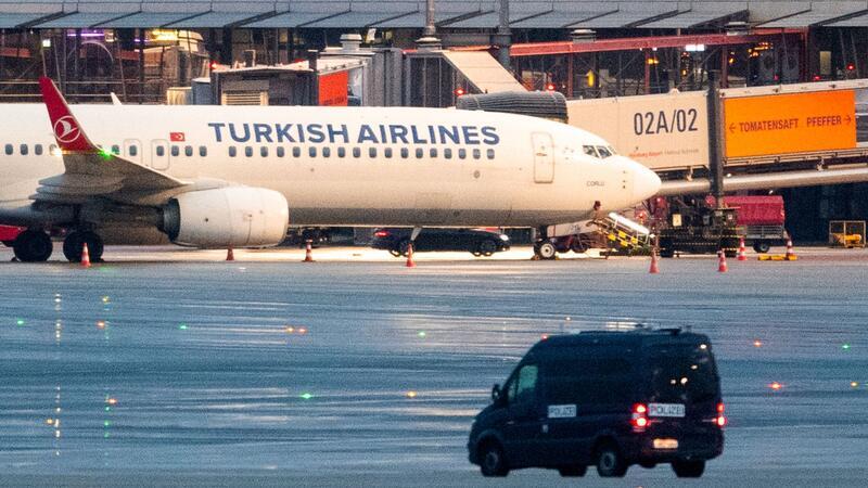 Hamburger Flughafen: Glückliches Ende einer Geiselnahme Ein bewaffneter Mann hält auf dem Airport in hamburg seine vierjährige Tochter in seiner Gewalt. Hintergrund soll nach Polizeiangaben ein Sorgerechtsstreit sein.