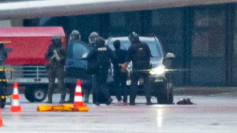 Hamburgs Flughafen-Chef kündigt neue Sicherheitsmaßnahmen an Ein bewaffneter Mann war am Samstagabend mit seinem Auto und seinem vierjährigen Kind auf das Vorfeld des Airports gerast.