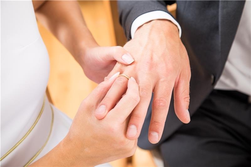 Standesämter gut gebucht - Beliebte Termine schnell vergriffen Ein bewegender Moment während der Trauungszeremonie: dem Partner den Ring fürs Leben überstreifen. Foto: Christin Klose/dpa