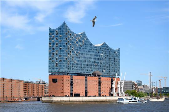 Ein blauer Himmel über der Elbphilharmonie.