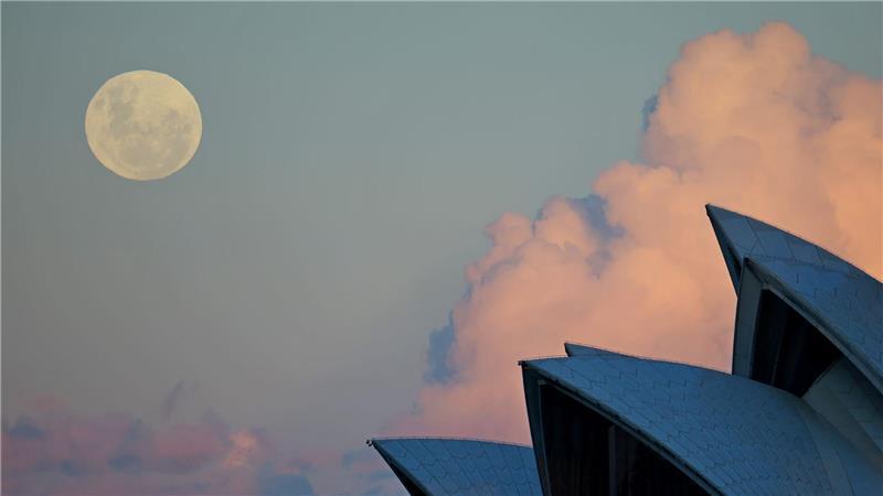 Ein blauer Mond ist über dem Opernhaus in Sydney zu sehen. Ein zweiter Vollmond in einem Monat wird als „Blue Moon“ bezeichnet.