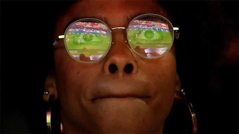 Ein brasilianischer Fußballfan verfolgt das WM-Spiel Brasiliens gegen Norwegen.
