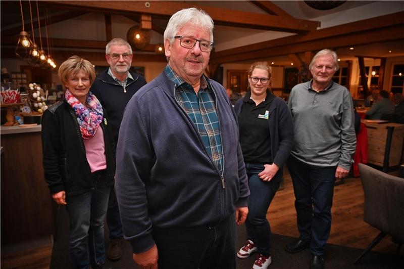 Tourismusverein gerettet: So soll Fredenbeck attraktiver werden Ein breiter Vorstand soll für motivierte Ehrenamtliche sorgen: Frank Havemann (Mitte) kann unter anderem auf Silke Meyer, Johann Bröhan, Sophie Hohmeister und Uli Koch (v.l.) zählen. Foto: Ahrens