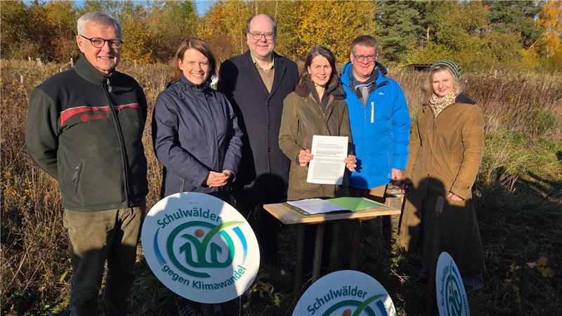 Ein breites Bündnis will in Niedersachsen die Schulwälder stärken und hat dafür eine Absichtserklärung unterschrieben. 