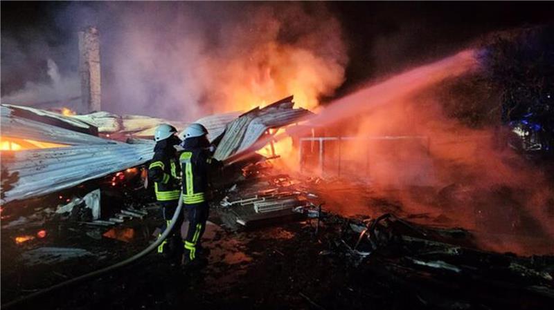 Ein brennender Anhänger ließ das Feuer schnell auf angrenzende Scheunen übergreifen.