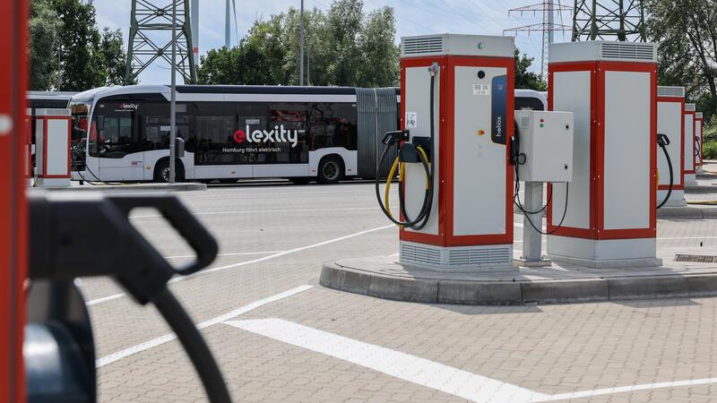 Ein brennender E-Bus hat den Bahnverkehr im Norden lahmgelegt. (Symbolbild)