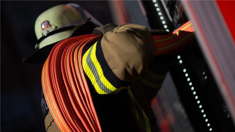 A2 bei Braunschweig wegen Brand stundenlang gesperrt Ein brennender Lastwagen verursacht Verkehrsbehinderungen auf der A2 bei Braunschweig. Die Feuerwehr löschte den Brand. (Symbolbild)
