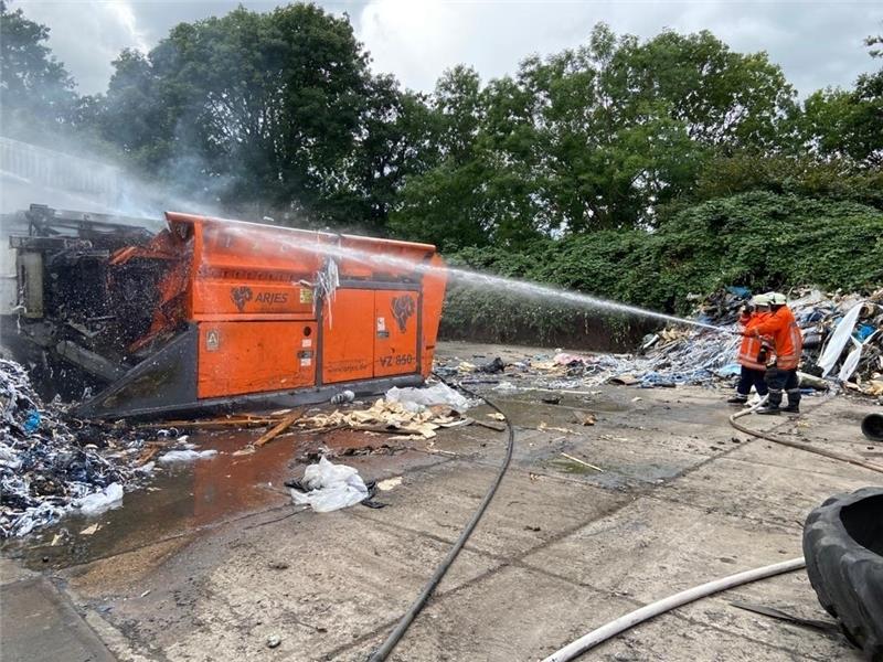 Ein brennender Schredder setzte große Mengen an CFK-Materialien in Brand.