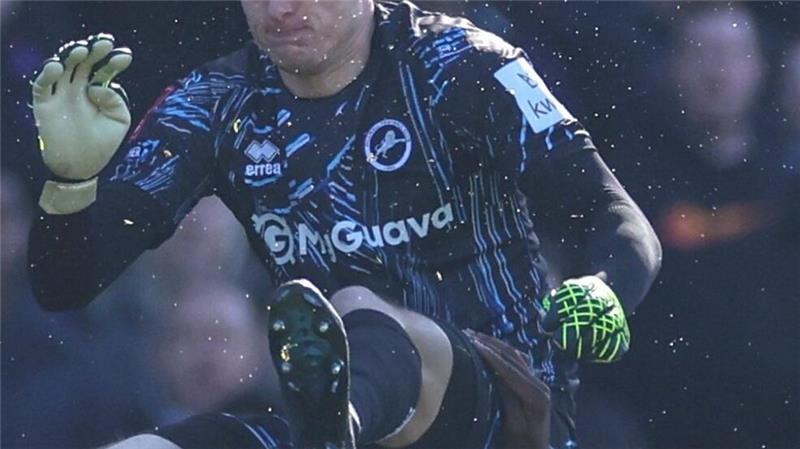 Brutales Foul in England: Torwart trifft Ex-Mainzer am Kopf Ein brutales Foul schockt Englands Fußballfans.