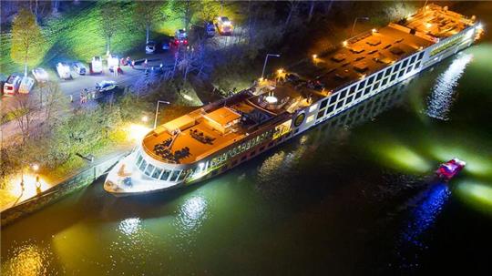 Ein bulgarisches Kreuzfahrtschiff ist in Aschach an der Donau im Schleusenbereich gegen eine Betonmauer geprallt.