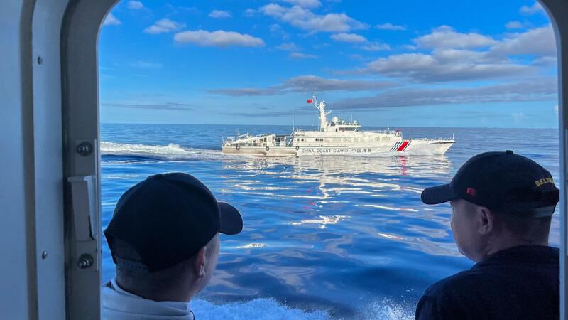 Philippinen werfen China illegale Manöver vor Ein chinesisches Küstenwachenschiff manövriert neben dem philippinischen Küstenwachenschiff BRP Cabra (Archivbild).