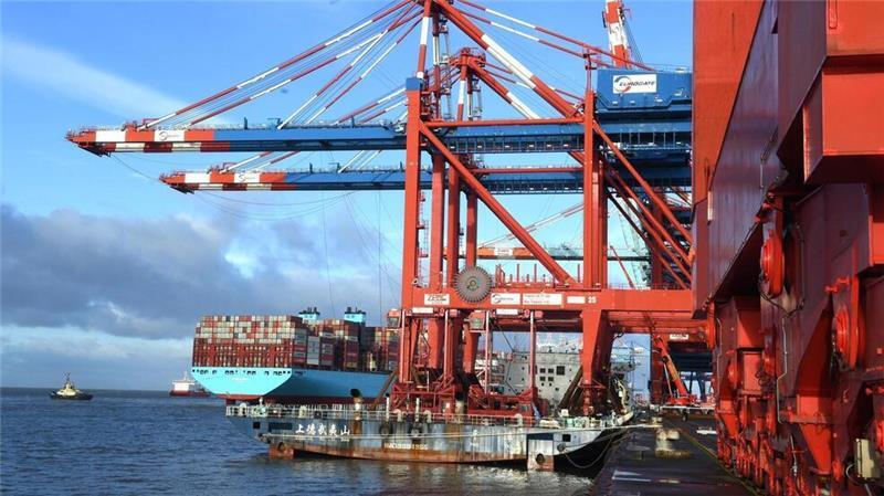 Schwere Havarie: Containerbrücken stürzen ins Meer Ein chinesisches Schwergutschiff hat eine tonnenschwere Ladung vor Spanien verloren, genauer: Dabei handelte es sich um alte Containerbrücken, die Eurogate verkauft hatte.