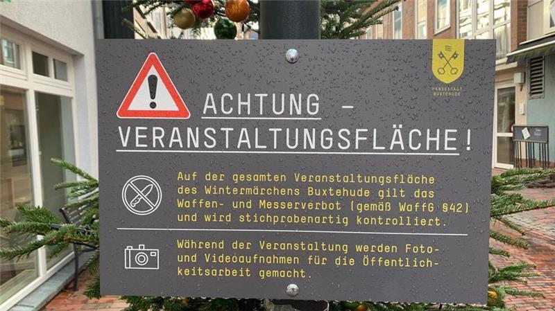 Wie die Polizei das Messerverbot auf dem Weihnachtsmarkt kontrolliert Ein deutlich sichtbares Hinweisschild mit Piktogramm und Text wie in Buxtehude fehlte in Stade.