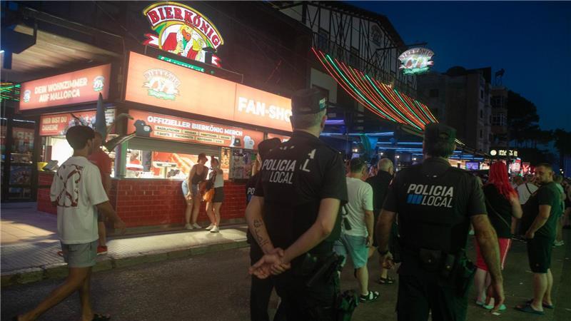 Ein deutscher Tourist ist auf Mallorca von zwei ebenfalls deutschen Angreifern bei einem Raubüberfall mit einem Messer verletzt worden. (Archiv-Bild)