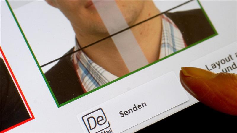 Ein digital aufgenommenes biometrisches Lichtbild wird auf einem Endgerät zur elektronisch verschlüsselten Übermittlung über eine sichere Verbindung via De-Mail angezeigt.