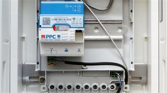 Ein digitaler Stromzähler. Nach Berechnungen von Eon Energie Deutschland und der Forschungsstelle Energiewirtschaft könnten die Bürger viel Geld sparen, wenn sie ihren Stromverbrauch auf günstige Tageszeiten legen. (Symbolbild)   