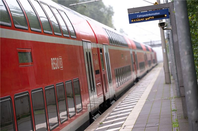 Deutsche Regionalzüge sollen ab 2028 bis Dänemark fahren Ein doppelstöckiger Regionalzug der Deutschen Bahn fährt durch einen Bahnhof.