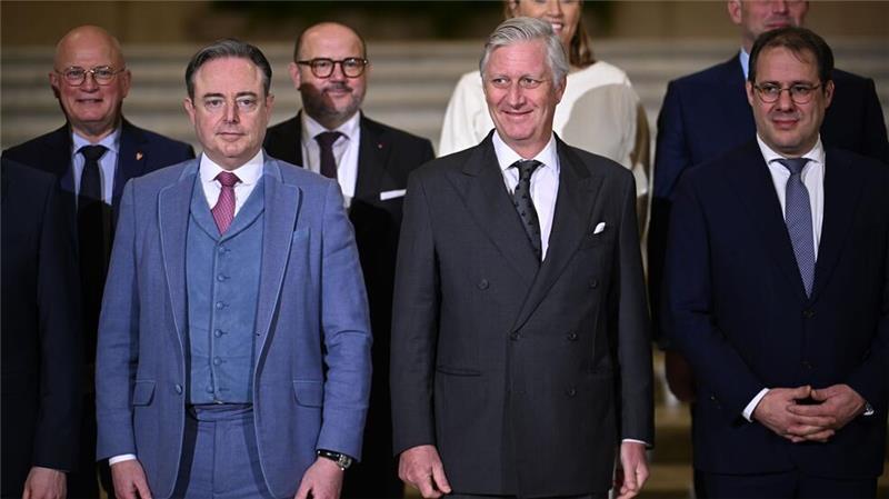 Neue rechtsgeführte Regierung Belgiens vereidigt Ein drastischer Rechtsruck ist in Belgien trotz der Regierungsbeteiligung der bei der Wahl im Juni siegreichen N-VA nicht zu erwarten.