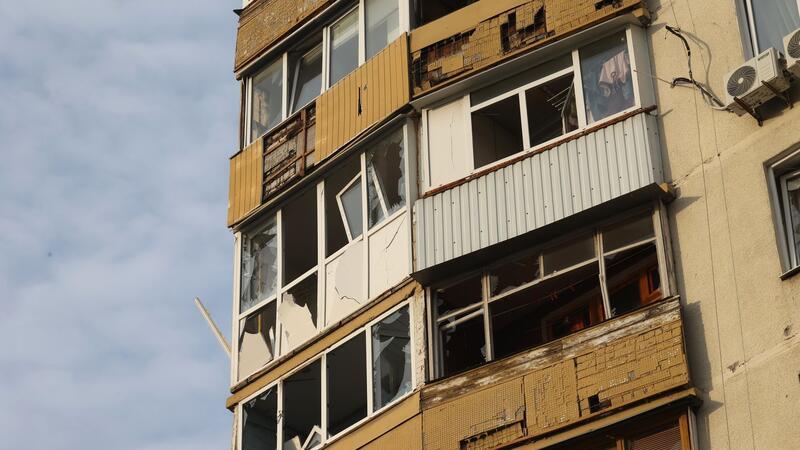 Krieg gegen die Ukraine: So ist die Lage Ein durch einen russischen Drohnenangriff beschädigtes Wohnhochhaus in Charkiw.