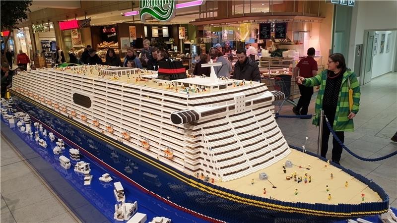Ein echter Hingucker: Das größte Kreuzfahrtschiff aus Legosteinen entstand unter der Anleitung von Modellbauer Pascal Lenhard binnen zehn Tagen im Tibarg Center in Hamburg Niendorf. Foto: Werbegemeinschaft Tibarg Center GbR