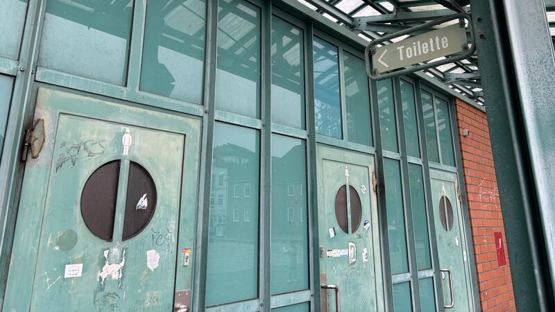 Ein echter Schandfleck von innen und außen: die öffentlichen Toiletten am Platz Am Sande.