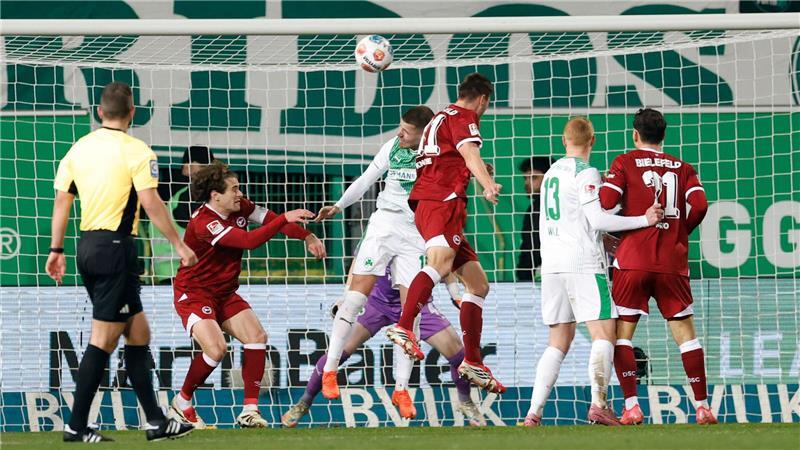 Ein ehemaliger Nürnberger trifft in Fürth: Robin Koche (M) köpft das 1:1 für die in Rot gekleideten Bielefelder.