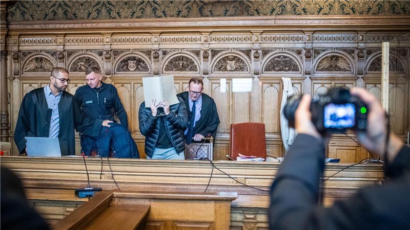 Schulattentäter am Bremerhavener Gymnasium: Ich wollte sterben Ein ehemaliger Schüler des Gymnasiums, Berkan S., muss sich seit November wegen versuchten Mordes verantworten. Foto: Arnd Hartmann