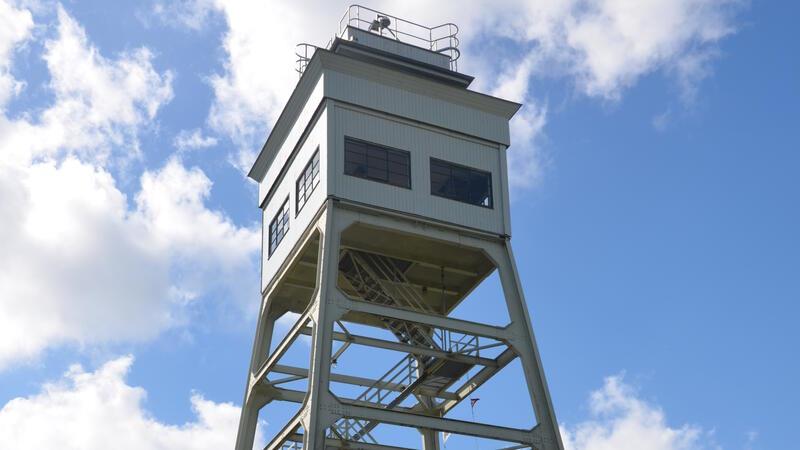Schlafstrandkorb, Schiff oder Leuchtturm: Kurios Übernachten an Nordsee und Elbe Ein ehemaliger Signalturm steht nahe dem Jadebusen in Wilhelmshaven.