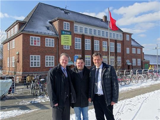 Ein ehemaliger, ein aktueller und ein möglicherweise neuer Bezirksamtsleiter bei einem gemeinsamen Termin vorm Finkenwerder „Rathaus“: Markus Schreiber (von links), Ralf Neubauer und der aktuelle Amtsinhaber Falko Droßmann , der für die SPD