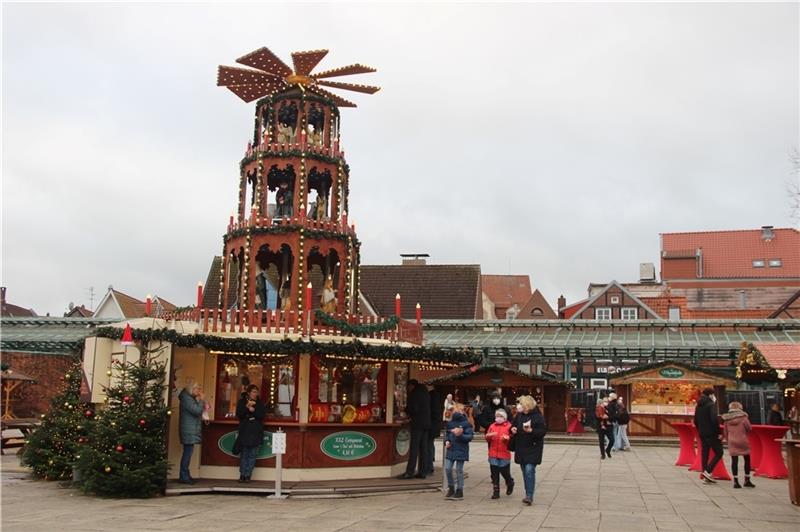 Ein eher trauriger Anblick bietet sich auf dem Sand in Stade am Mittag des letzten Weihnachtsmarkt-Sonntags: Nur wenig Bummler tummeln sich um die schöne Pyramide. Fotos: Michaelis