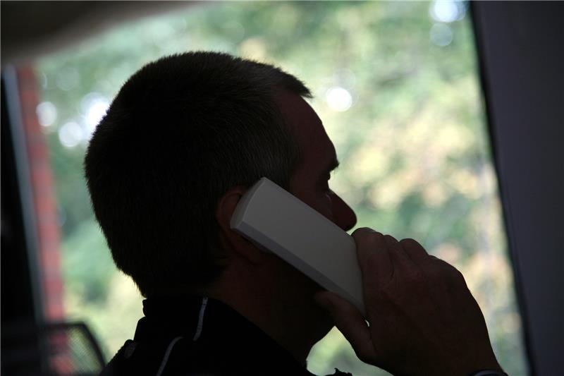 Ein ehrenamtlicher Mitarbeiter der Telefonseelsorge hört sich die Sorgen eines Anrufers an. Foto Zucchi/dpa