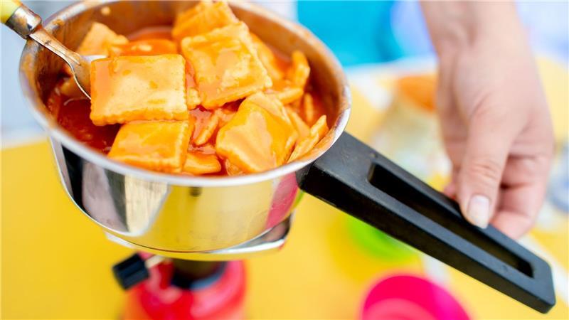 Ein einfacher Campingkocher reicht notfalls bei Stromausfall für warmen Tee und etwas Warmes zum Essen. (Archivfoto)