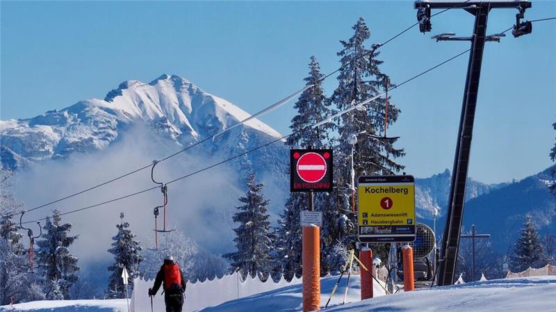 Krise zieht voraussichtlich Winterurlaub in Mitleidenschaft Ein einsamer Skitourengeher im noch nicht geöffneten Skigebiet von Garmisch-Partenkirchen. Nach zwei guten Wintern könnte die diesjährige Saison für die Urlaubsorte in den Alpen schlechter ausfallen.
