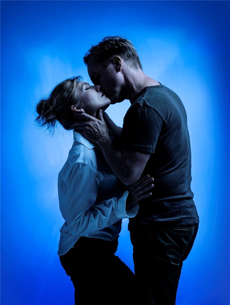 Ein einvernehmlicher Kuss? – Johanna Christine Gehlen und Patrick Heyn. Foto Moog Photography