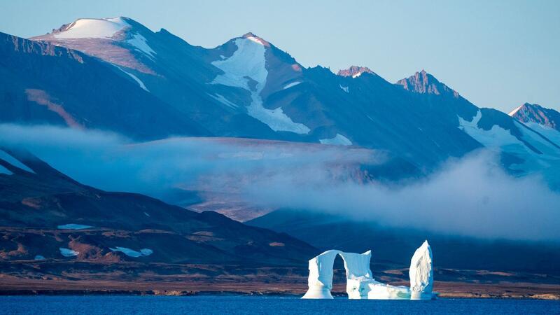 UN: Staaten beim Klimaschutz weit vom 1,5-Grad-Pfad entfernt Ein einzelner Eisberg treibt im Scoresby Sund vor Grönland.