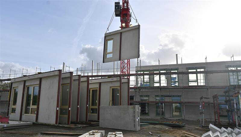Ein Puzzle aus Beton und Stahl: So entsteht die Grundschule in Jork Ein einzelner Wandabschnitt kann bis zu 10 Tonnen wiegen. Für größtmögliche Effizienz werden die Wände sogar bereits verglast angeliefert.