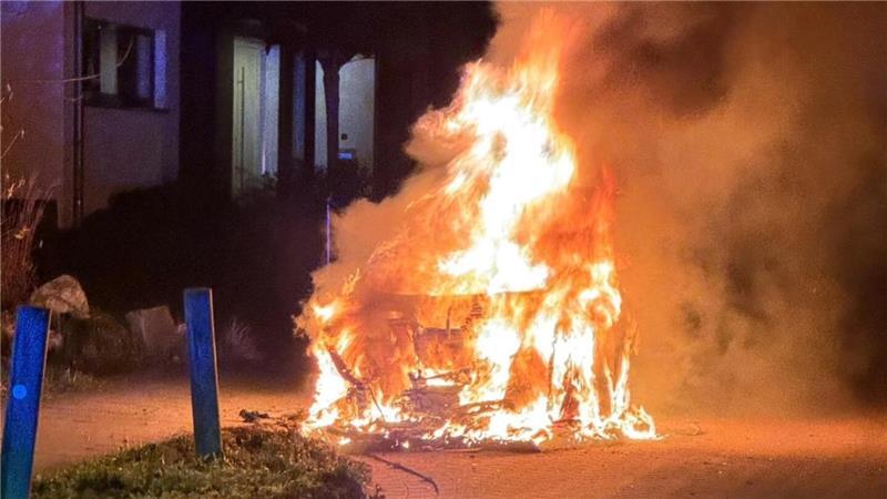 Ein elektrischer Mercedes ist in der Nacht von Dienstag auf Mittwoch in Flammen aufgegangen.