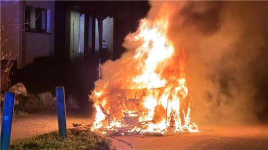 Ein elektrischer Mercedes ist in der Nacht von Dienstag auf Mittwoch in Flammen aufgegangen.