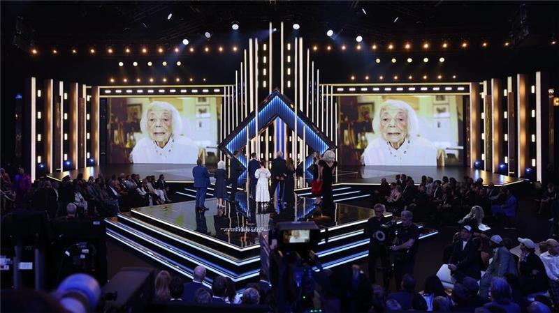 Fernsehpreis: „Zweiflers“ gewinnen, Tränen bei „Friedländer“ Ein emotionaler Moment: Die Holocaust-Überlebende Margot Friedländer spricht zum Publikum.