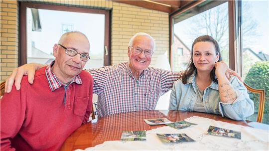 Ein emotionales Familienglück: Dieter Stelljes (Mitte) mit Sohn Arne und Enkelin Lena R. beim ersten Wiedersehen nach 20 Jahren
