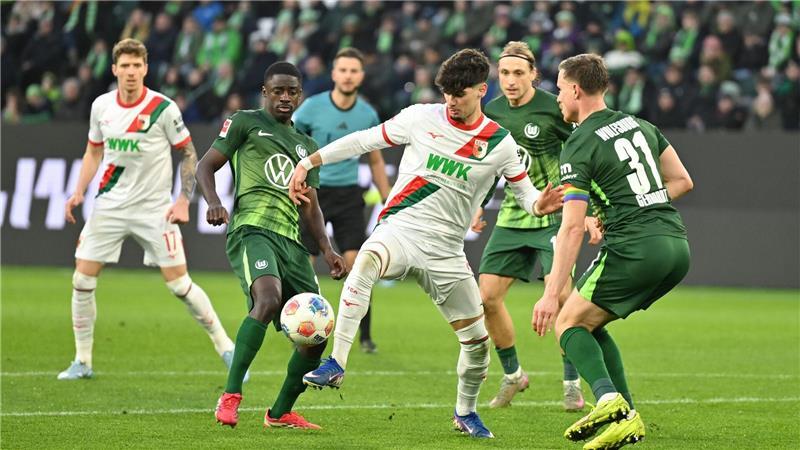 Ein enges Abstiegskampfduell lieferten sich Wolfsburger und Augsburger.