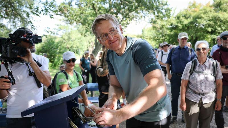 Günther sucht zum Landesgeburtstag Kontakt zum Volk Ein entspannter Tag für den Regierungschef mit Wanderung und Gesprächen zwischen Plöner und Eutiner See.